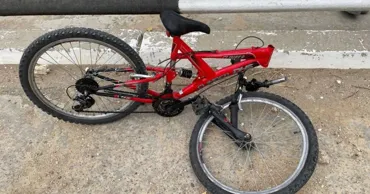 Un copil de 12 ani a ajuns cu bicicleta pe contrasens și s-a izbit de un taxi
