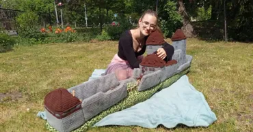 Un castel de doi metri croșetat în 133 de zile a intrat în Cartea Recordurilor