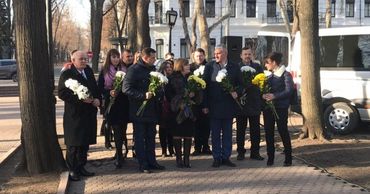 Поклонники Виеру и политики возложили цветы на Аллее классиков.
