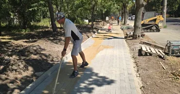 Lucrările de amenajare a unui nou trotuar pe strada Ion Pelivan continuă