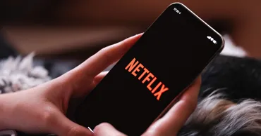 Netflix запустит вертикальную ленту и будет создавать рекламу с помощью ИИ