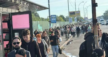В Киеве из-за непрекращающейся воздушной тревоги люди передвигаются по городу пешком