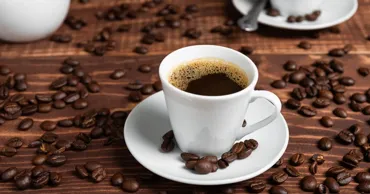 Studiu: Un praf de cacao în cafea poate reduce tensiunea arterială și îmbunătăți funcționarea creierului