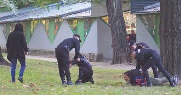 Момент задержания карабинерами 2 неадекватных граждан попал на видео.