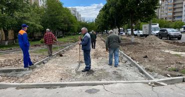 Ремонт тротуара на улице Алба-Юлия обещают завершить до конца недели.