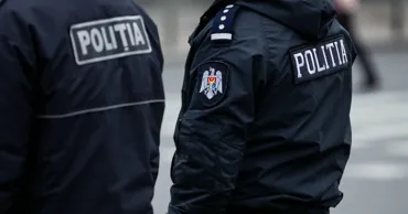 Un bărbat, condamnat după ce a smuls camera de pe uniforma unei polițiste în plină intervenție