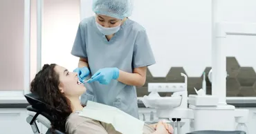 O vizită la medic stomatolog este de aproape două ori mai scumpă decât la alți specialiști
