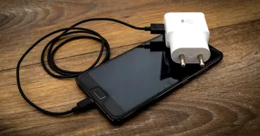 În Moldova, cumpărătorii vor avea de ales -să cumpere un smartphone cu încărcător sau fără
