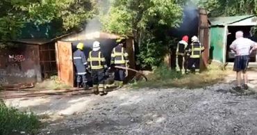 В столичном секторе Ботаника горело несколько гаражей.