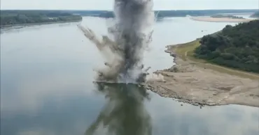 Stânca Pârjoaia a fost detonată: Explozie spectaculoasă în Dunăre pentru salvarea centralei de la Cernavodă