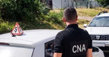900 de euro pentru un permis de conducere: Un instructor auto din Chișinău, reținut