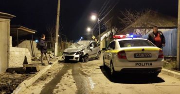 В Гратиештах автомобиль получил серьезные повреждения, въехав в забор.