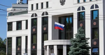 A amenințat că va mina Ambasada Rusiei: Un moldovean, amendat cu 37.500 de lei