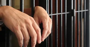 Молодой человек приговорён к тюремному заключению за нападение на двух полицейских