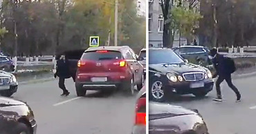 Мальчик перебегает дорогу прямо перед движущимися машинами и бежит дальше в школу. Фото: Point.md.