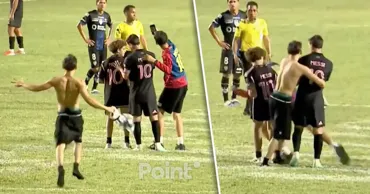 Лионеля Месси повалили болельщики, выбежавшие на поле