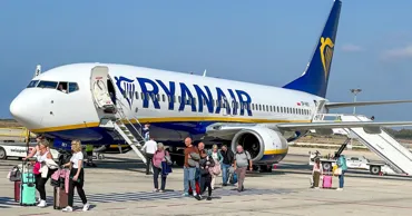 Ryanair, suspectată că percepe o taxă de la părinți care vor să stea lângă copiii lor în avion