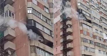 В многоэтажном доме в столице произошел пожар.