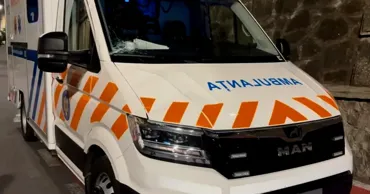 Șapte români, arestați după ce au atacat cu pietre și topoare o ambulanță