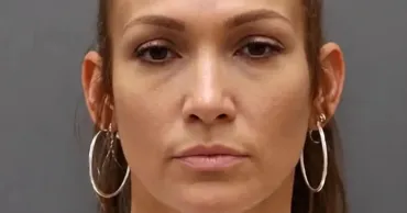 O femeie a devenit virală după arestare datorită asemănării cu Jennifer Lopez