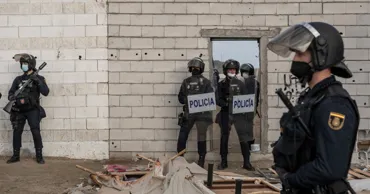 Испанская полиция эвакуировала более 3 000 мигрантов из лагеря на пляже в Сеуте