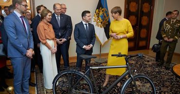 Президент Эстонии подарила Зеленскому электровелосипед.