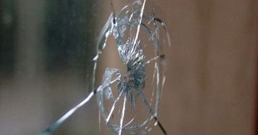 В Бендерах мужчина стрелял по воробьям, а попал в окно.