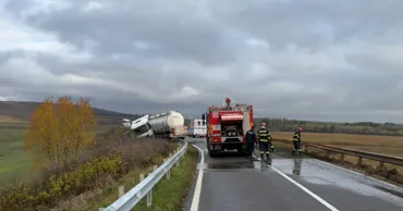 В Румынии перевернулась цистерна с вином: водитель из Молдовы заблокирован в кабине