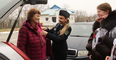Пограничная полиция дарила гражданам на КПП мэрцишоры