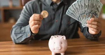 Tinerii își lasă banii pe mâna AI: Greșeala care îi poate lăsa fără economii
