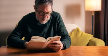 Doar cinci minute de citit pot reduce stresul. Ce alte beneficii are lectura