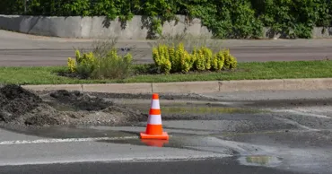 Chișinău: Pe strada Nicolae Dimo se aplică un strat special de protecție a asfaltului
