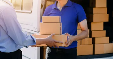 Moldovenii comandă tot mai mult online: Aproape 12 milioane de colete într-un an