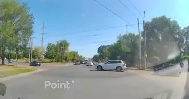 В Кишиневе столкнулись Mazda и Hyundai: момент аварии попал на видеорегистратор