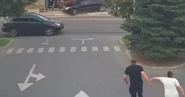 В Дурлештах автомобиль Mercedes врезался в остановку общественного транспорта