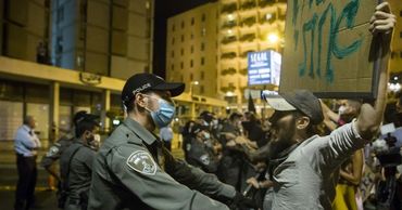 В Израиле, где власти повторно ввели общенациональный карантин, вспыхнули массовые протесты.