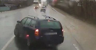 Опасный манёвр: легковушка оказалась на пути грузовика.