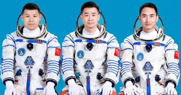 Trei astronauți chinezi au rămas blocați pe orbită după o coliziune cu deșeuri spațiale