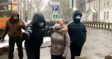 Протест у Минюста: участница акции попыталась заблокировать дорогу.