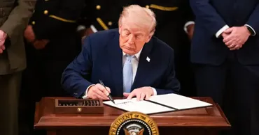 Semnătura lui Trump va apărea pe dolarii SUA cu ocazia aniversării a 250 de ani a țării