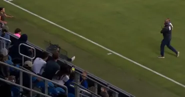 Un bebeluș a intrat pe teren și a întrerupt un meci de fotbal din SUA