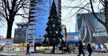 В Бельцах установили новогоднюю ёлку.