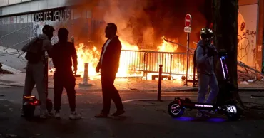 Во Франции созывают кризисную группу из-за массовых протестов старшеклассников