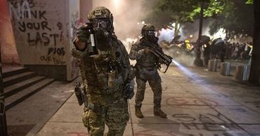 В Портленде протестующие подожгли офис Ассоциации полиции. Фото: ria.ru.