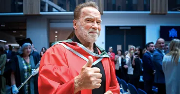 Arnold Schwarzenegger a primit titlul de doctor la Universitatea Ulster din Belfast