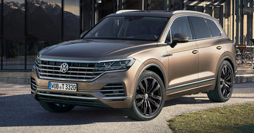 У Volkswagen Touareg появится новая бензин-электрическая версия.