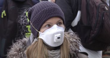 В США исчезли из продажи защитные маски.