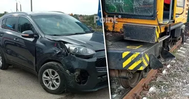 Un automobil a intrat într-un excavator feroviar la Bulboaca