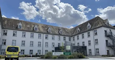 Pacienții de la o clinică germană așteptau ajutor în timp ce asistentele făceau live pe TikTok