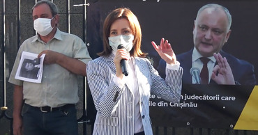 Партия PAS провела протест перед зданием президентуры.